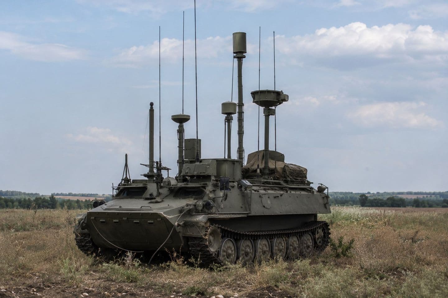 Комплекс РЭБ «Борисоглебск-2» на гусеничном шасси МТ-ЛБ
