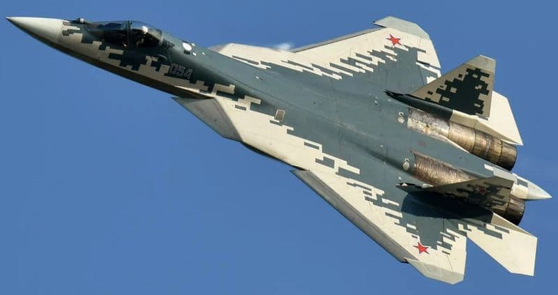 Истребитель пятого поколения Су-57 в полёте