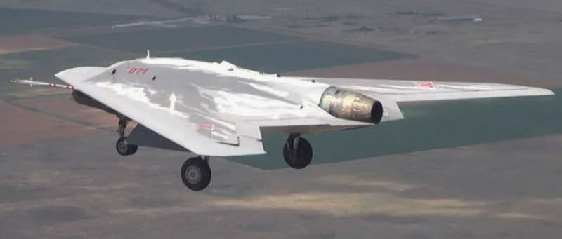 Тяжёлый ударный беспилотник С-70 «Охотник» на взлётной полосе
