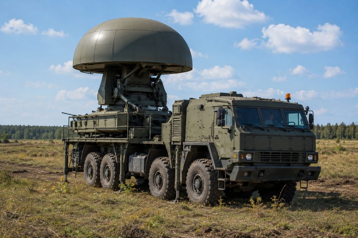 Комплекс РЭБ «Красуха-4» с развёрнутой купольной антенной