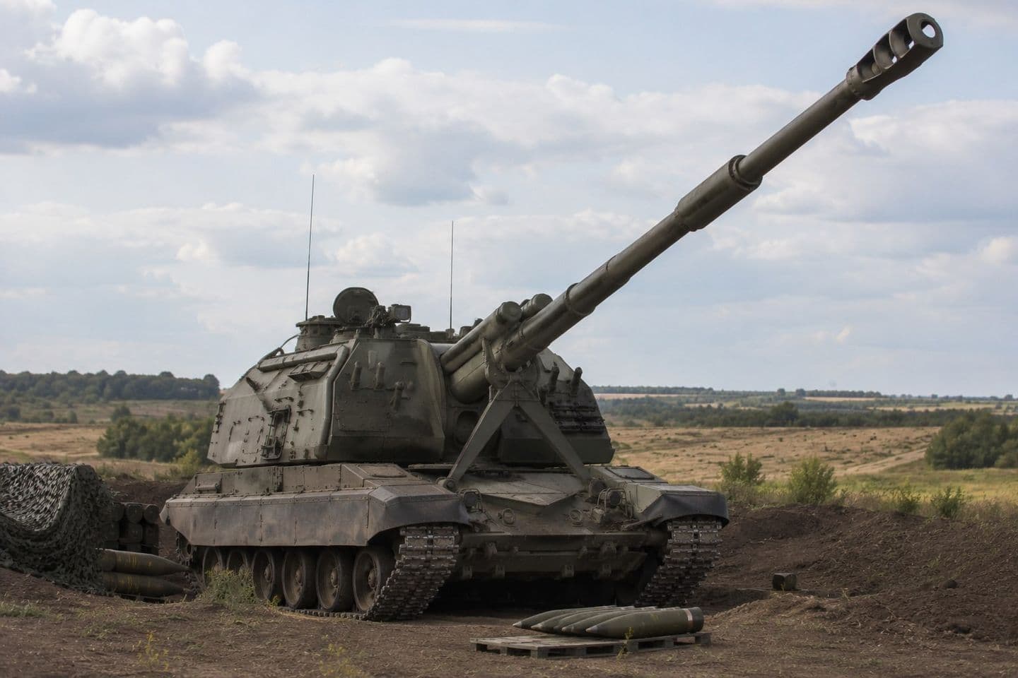Самоходная гаубица 2С19М2 «Мста-С» на огневой позиции